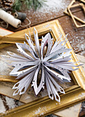 DIY paper stars as Christmas decorations