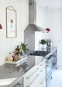 Kitchenette with gas cooker and extractor hood