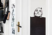 Schwarz-weiß-Foto einer alten Frau als Poster an der Tür
