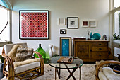 Rattansessel, antik Kommode und Coffeetable mit Glasplatte im Wohnzimmer