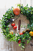 DIY-Kranz aus Efeu und bunten Tomaten