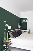 Dunkelgrüne Wand im Schlafzimmer mit Elternbett und Kinderbett