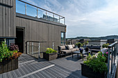 Luxuriöse Dachterrasse mit Panoramablick am modernen Holzhaus