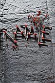 Das Wort 'Natale' aus zusammengebundenen Ästen