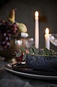 Weihnachtlich dekorierter Tisch mit Kerzen (Detailansicht)