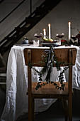 Esstisch weihnachtlich dekoriert bei Kerzenschein im Loft-Ambiente