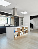 Kochinsel mit Regalfront in minimalistischer offener Küche