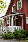 Falu-red Swedish house with porch and front garden