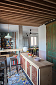 Offener Küchenbereich mit dekorativem Fliesenboden und Küchentheke aus Holz