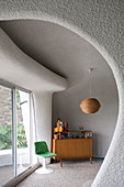 Wohnzimmer im Retrostil mit organisch geformten Wänden