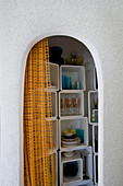 Shelf modules in niche with curved walls