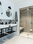 Bad für Zwei mit Duschbereich und grauen Fliesen