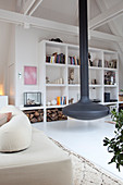 Hängekamin vorm Regal im Wohnzimmer mit weißem Boden