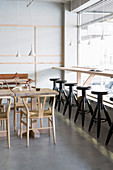 Minimalistisch eingerichtetes Restaurant im Skandinavischen Stil