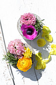 Frühlingsblumen in selbstgemachten Vasen aus Beton