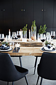 Weihnachtlich dekorierter Tisch mit Kerzen, Gläsern und Holzkugeln