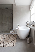 Modernes Bad in Grau und Weiß mit freistehender Badewanne und Orient-Deko