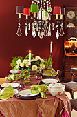 Festlich gedeckter Tisch in Grün, Weinrot und Rosa