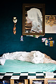 Fotos in einem Bilderrahmen überm Bett auf Paletten