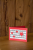 Selbstgebastelte Weihnachtskarte mit Papiermotiv aus Notenblättern