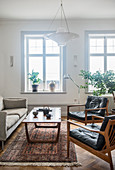 Retromöbel im klassischen Wohnzimmer mit Altbaufenstern