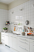 Weiße Küchenzeile mit Marmorplatte im Altbau mit hoher Decke