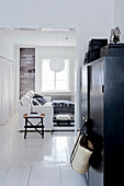 Schwarzer Schrank vorm Wohnzimmer in Schwarz-Weiß