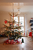 Geschmückter Weihnachtsbaum in Rot und Weiß mit Geschenken