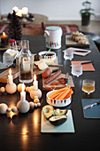 Gedeckter Tisch zum Abendbrot mit Adventskranz aus Holzperlen