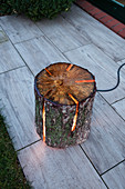 Selbstgemachte Baumstamm-Leuchte im Stil eines Schwedenfeuers