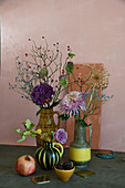 Herbstdekoration mit Chrysantheme, Hortensie, Zierlauch, Rosenblüte und Zweigen