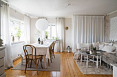 Multifunctional, Bohemian-style interior in white and beige