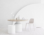 Künstlerisches Stillleben in Weiß auf rundem Tisch vor einem Fächer