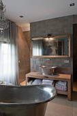 Badewanne und Waschbecken aus Metall im klassischen Bad