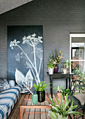 Bild mit Blütenmotiv an grauer Backsteinwand im Wohnzimmer
