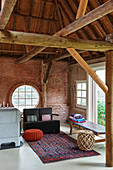 Lounge in renovierter Scheune aus roten Backsteinen