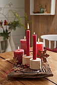 Weihnachtliche Dekoration mit roten Kerzen
