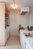 Kleine Küche mit weißen Fronten und Terrazzo-Boden