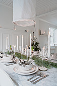 Gedeckter Tisch im Esszimmer in Weiß zu Weihnachten