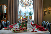 Festlich gedeckter Tisch zu Weihnachten im klassischen Esszimmer