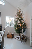 Weihnachtsbaum im Vintagestil im Esszimmer in Weiß