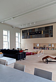 Wohnzimmerwand mit integrierter Kunstwerk in offenem Wohnraum in Loft-Wohnung