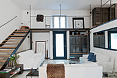 Weiße Sofas und Treppe zu Galerie in Loft im Industriestil