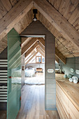 Waschtisch aus Holz in Bad Ensuite mit Blick ins Schlafzimmer