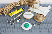DIY-Haarspangen in Hutform aus Kordeln und Flaschendeckeln selbermachen