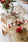 Weihnachtstisch mit rotem Papierstern und Amaryllisstrauß