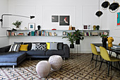Sofa und Esstisch im Wohnzimmer mit italienischem Fliesenboden