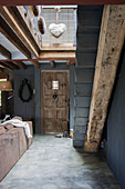 Rustikaler offener Wohnraum mit Metalltreppe auf einem Holzbalken