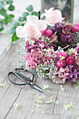 Kranz aus getrockneten Rosenblüten, Hortensien, Greiskraut, Schleierkraut, dekoriert mit nostalgischem Bild und Blumenschere