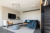 Blaues Ecksofa und langes Sideboard im modernen Wohnzimmer